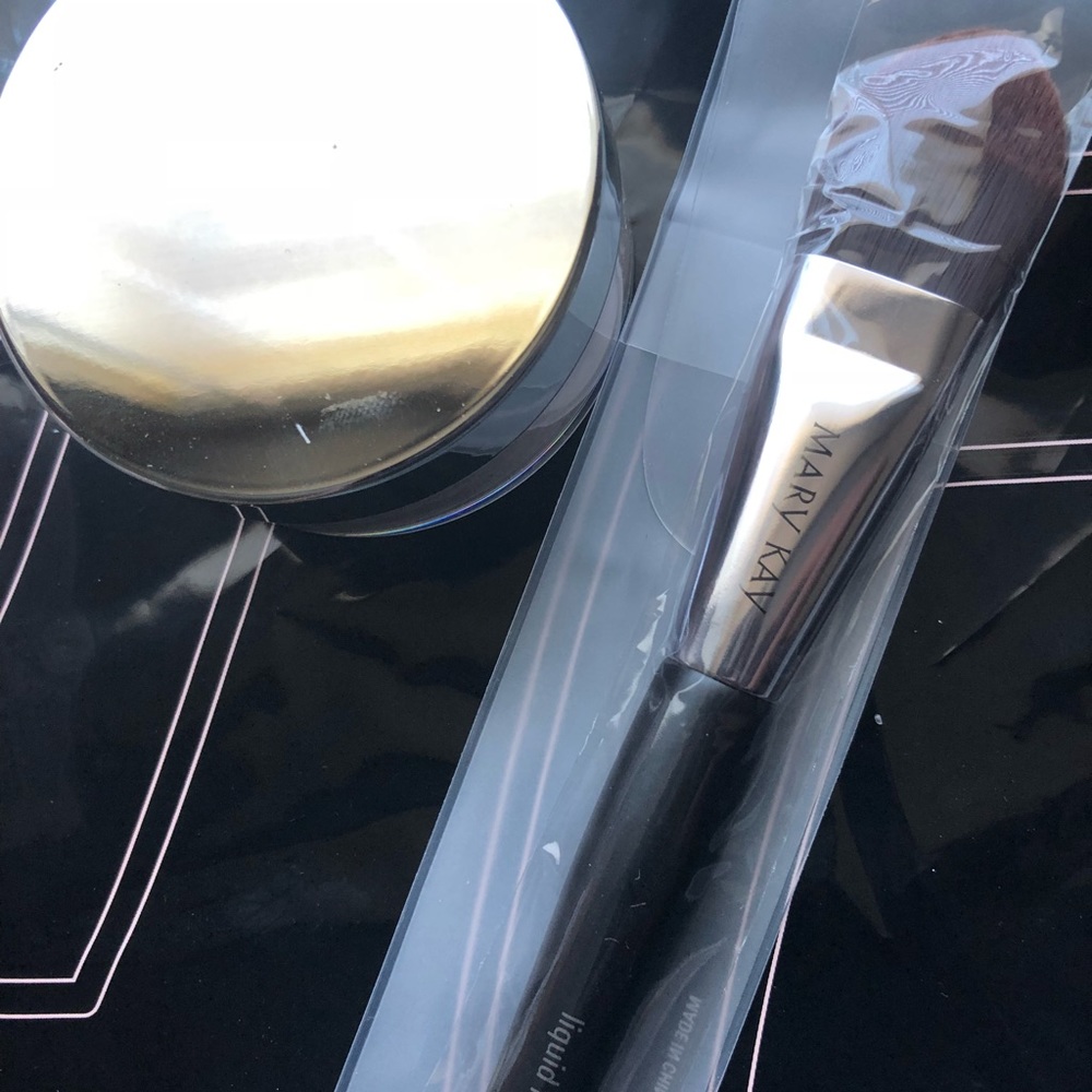 New Mary Kay Ivory 0.5 Mineral Powder Foundation